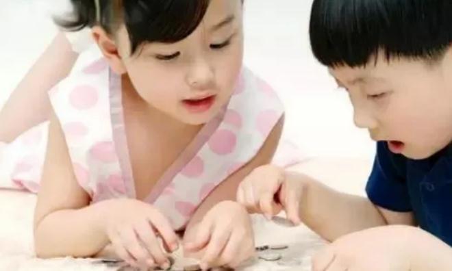 小朋友|当孩子开始要零花钱,父母说出不同的话,带来的影响大相径庭