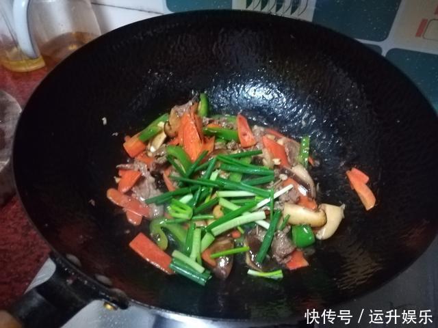 炒牛肉时,直接下锅就“废”了,厨师教你这样做,肉嫩滑不柴