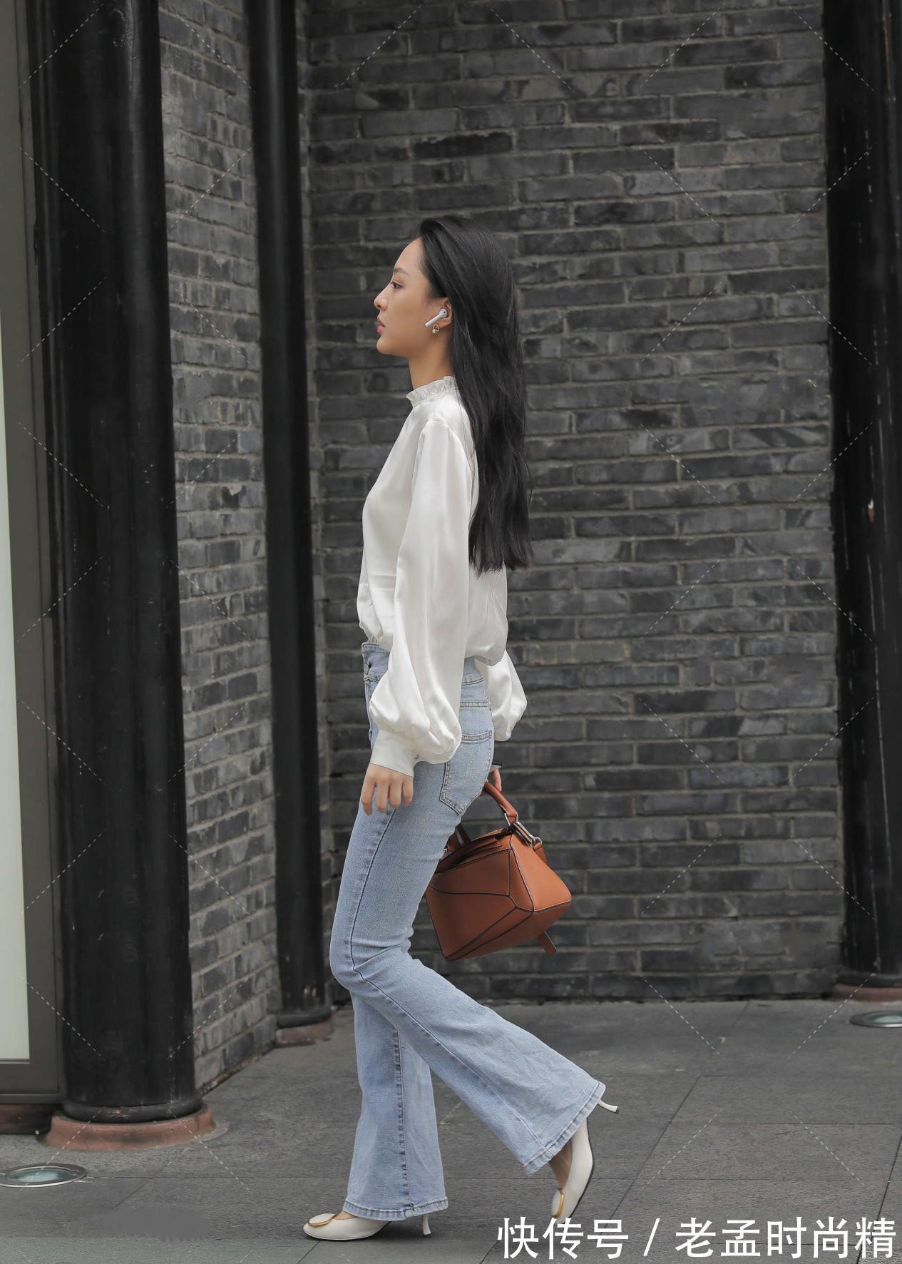 紧身裤|时尚街拍:白色长袖衬衫,搭配一条蓝色牛仔裤,散发一种优雅感觉