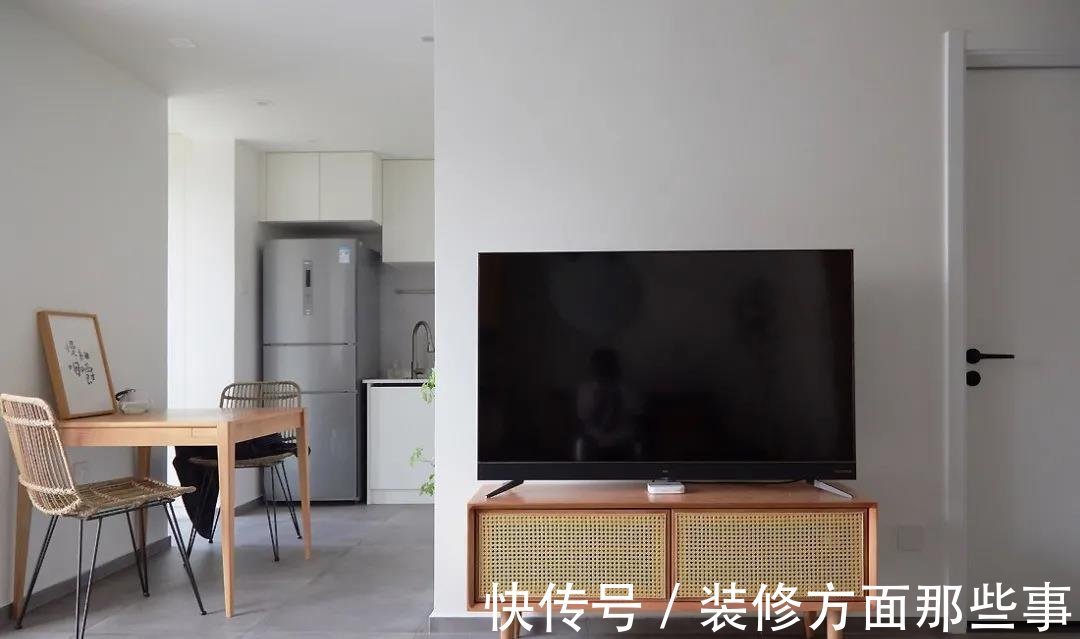 简约风|49平简约风一居室,客厅电视柜编织藤条的设计复古且充满了文艺感
