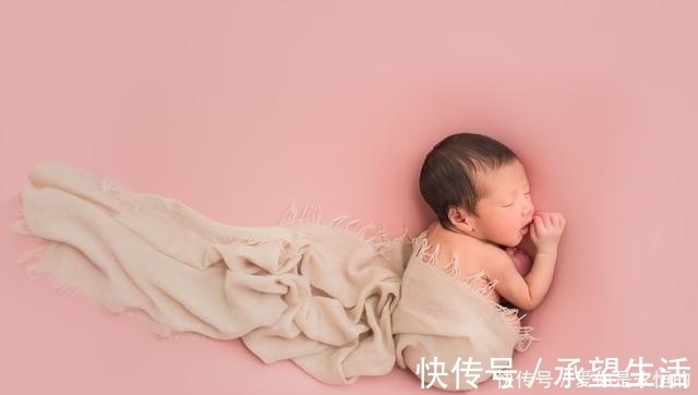 宝宝|新生儿出生后手爱乱抓,抓不到还哭闹,原因很搞笑,妈妈赶紧安慰