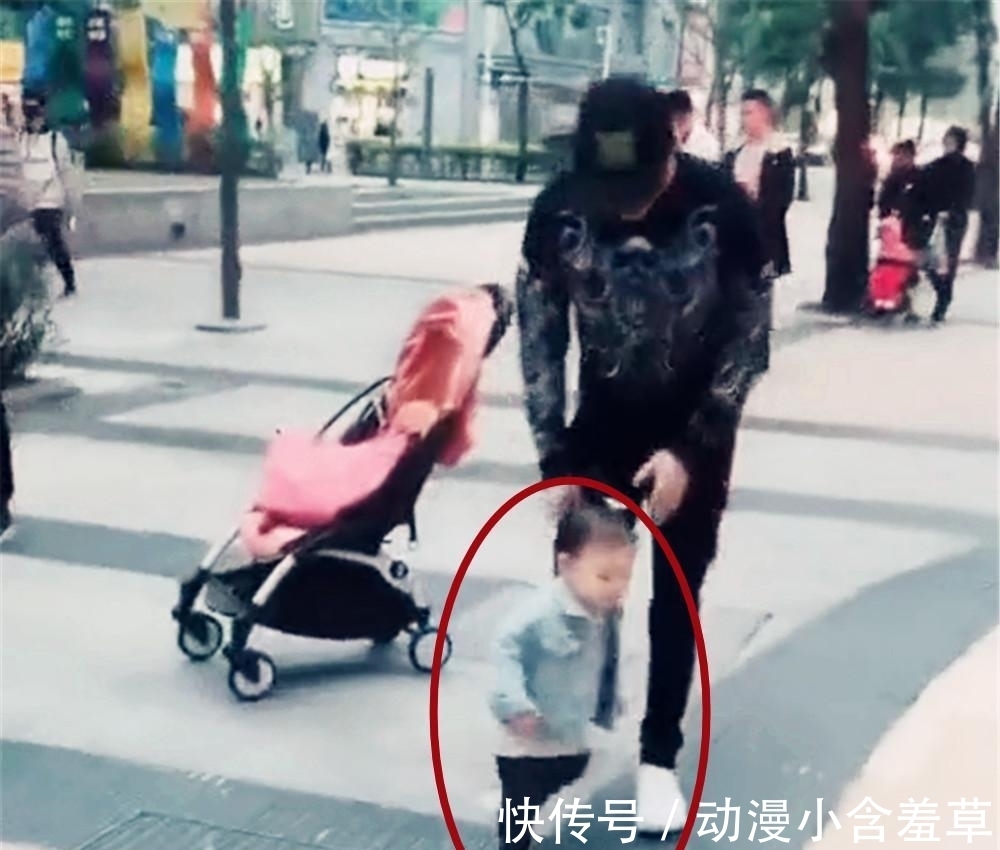 画面|萌宝跟妈妈一起出门逛街，突然看见了“爸爸”，画面却尴尬了
