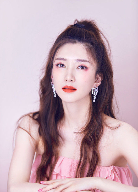 江疏影扎起高扎马尾,身穿小粉裙出席活动,美是真的很美!