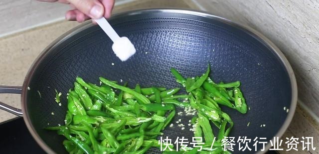 难怪饭店做的辣椒炒肉那么好吃，原来大厨都是这样炒的