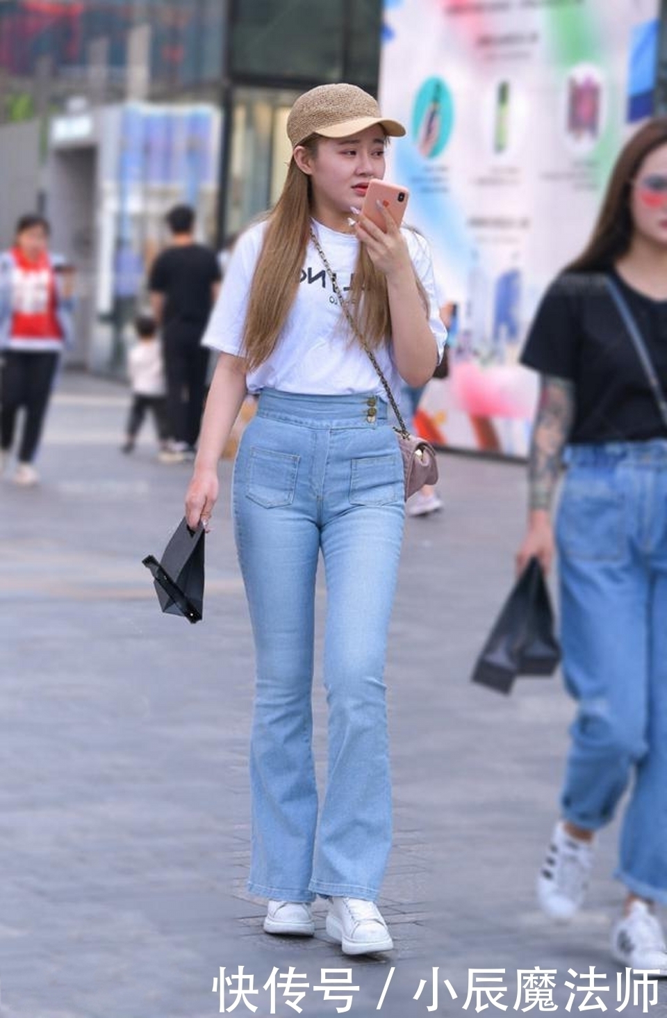 路人|路人街拍,浅蓝色牛仔裤搭配挂脖式背心,看起来美美的