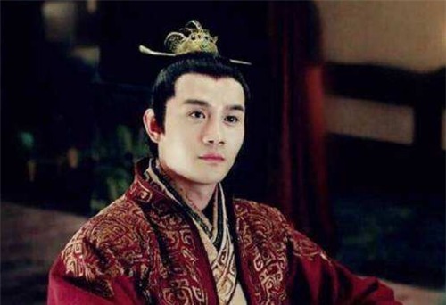 皇帝在下棋,高僧进宫求见,皇帝吃棋子大喊:杀掉!高僧就此被杀