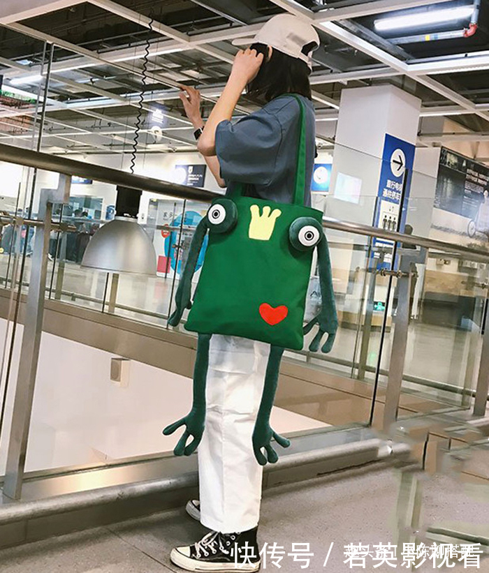 40岁女人背包包,3类包包要少用,上不了台面又很丢面子