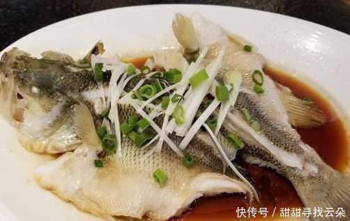 教你做清蒸鱼的正确方法，不放盐也不用料酒，鱼肉鲜嫩无腥味