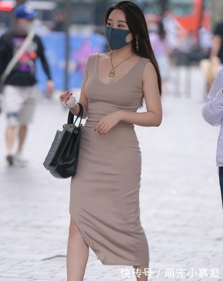 无袖裙|微胖的姑娘穿搭开叉无袖裙,金项链搭配黑包包不仅时髦还显高级感