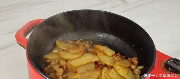 洋葱炒土豆片的做法,营养美味