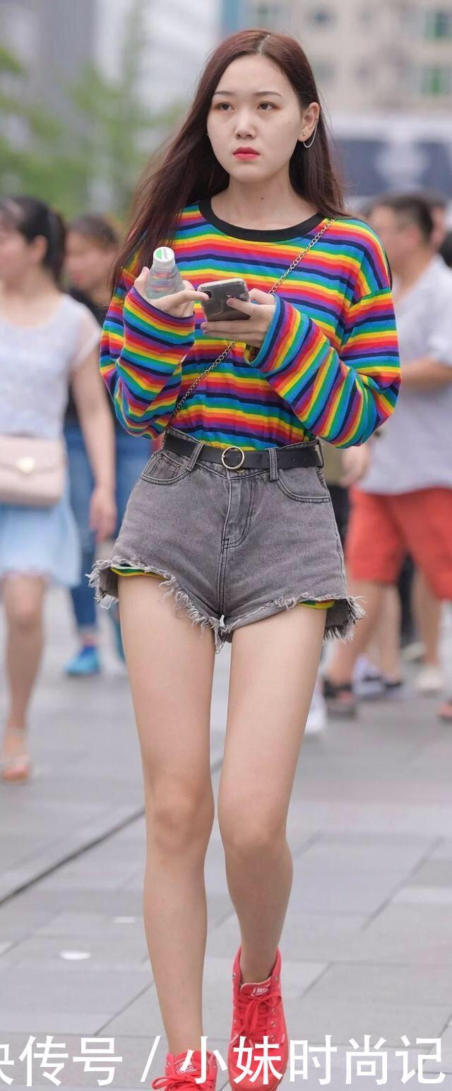 街拍:短款牛仔打底裤搭配时尚花色上衣,甜美好看,打造舒适度