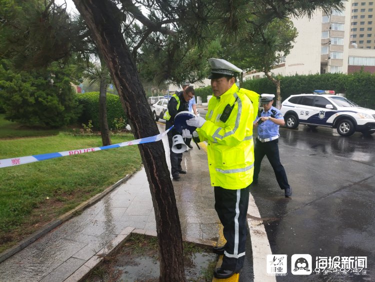 台东|全力以赴迎战台风“烟花” 青岛交警冒雨执勤保通畅