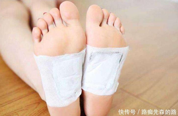 真的|艾草足贴使用后“变黑”，真的在“排毒”吗不妨了解一下