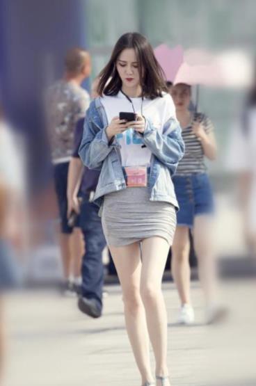 街拍:美女穿黑色T恤配黑色短裤,长发披肩,尽显女王气质