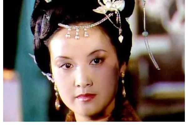 巧姐|《红楼梦》里，平儿是刘姥姥一家的大贵人，为什么后来她只救巧姐而不就平儿呢？