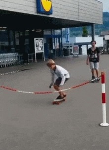 |搞笑GIF:走路玩手机后果很严重 原谅我不厚道的笑了