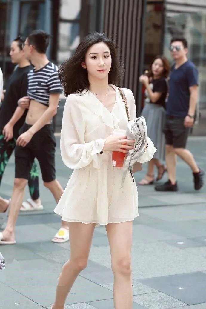 街拍：小姐姐身穿无袖的黑色上衣，看上去简约又气质，清新靓丽