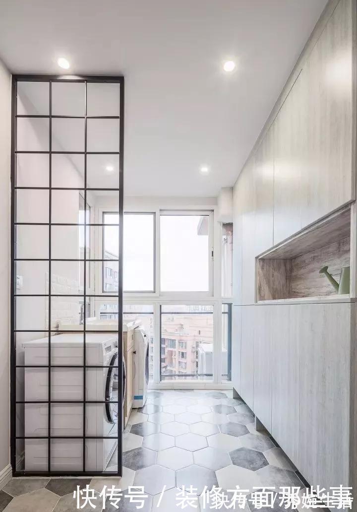 浴室柜|128平简约风,木色的浴室柜给卫生间增添一丝温度