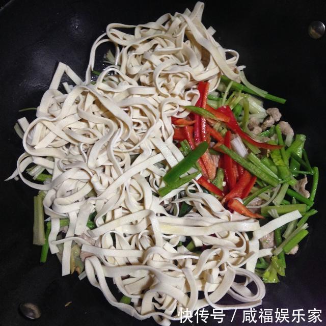 芹菜|10分钟快手家常菜之芹菜炒千张,小孩子爱吃您还能不会吗