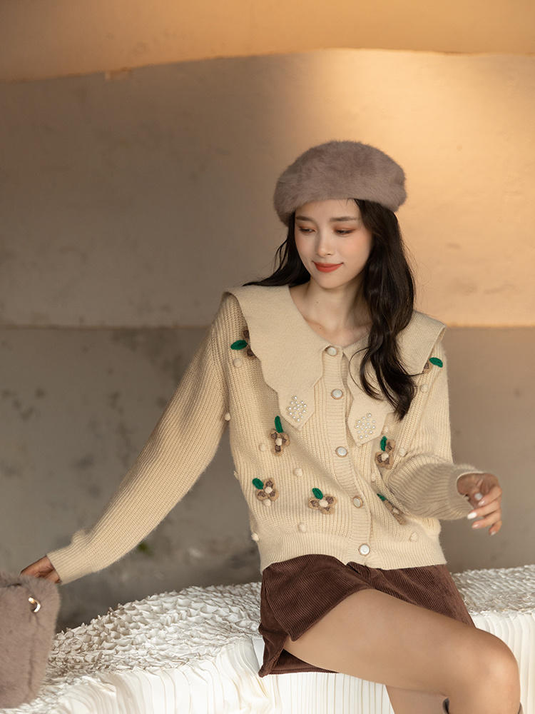 半身裙|天气回暖该怎么穿出氛围感?米色卫衣+黑色半身裙,清纯又不失个性