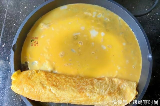 1碗糯米,4个鸡蛋,教您做冷天营养早餐,简单一卷,比烧麦好吃