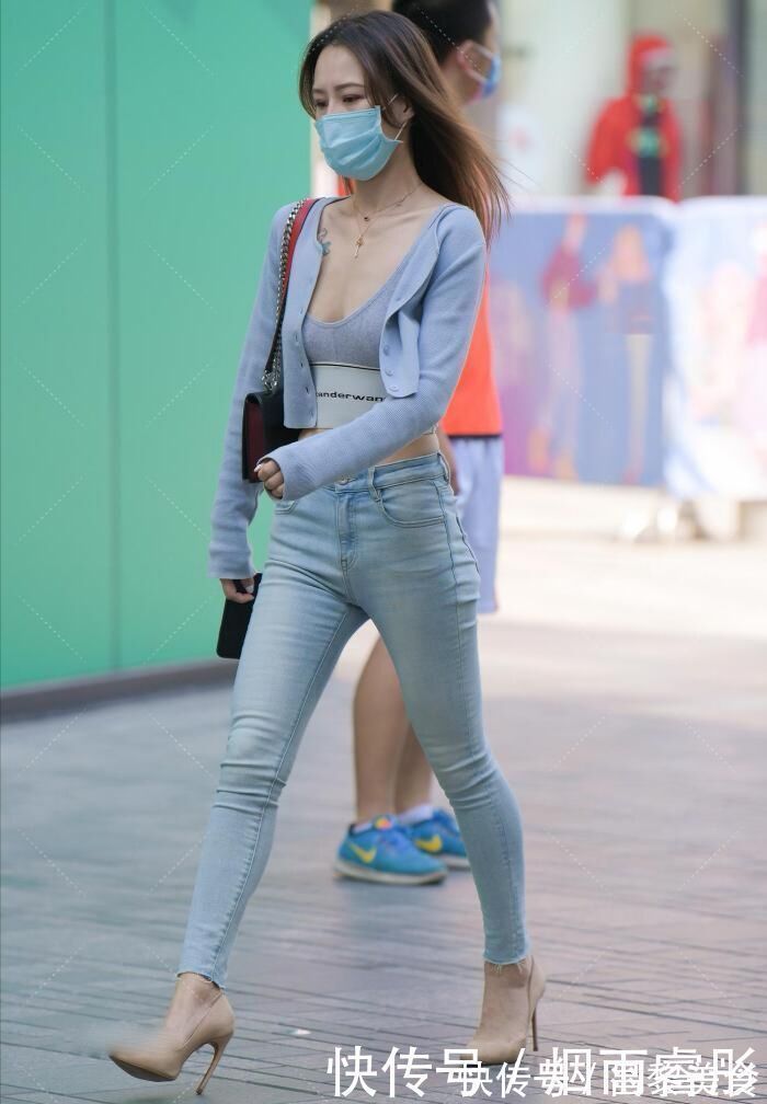 穿搭 运动风也能穿出精致感,小姐姐露脐装搭牛仔裤有魅力,经典不过时