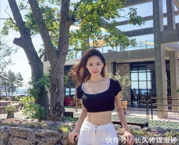 身材比例|短款T恤搭配高腰牛仔裤，小姐姐看上去又高又瘦