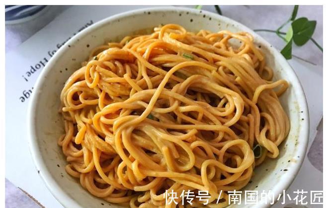 夏天|夏天,就爱这碗凉拌面,鲜香开胃,5分钟上桌,好吃到舔碗底