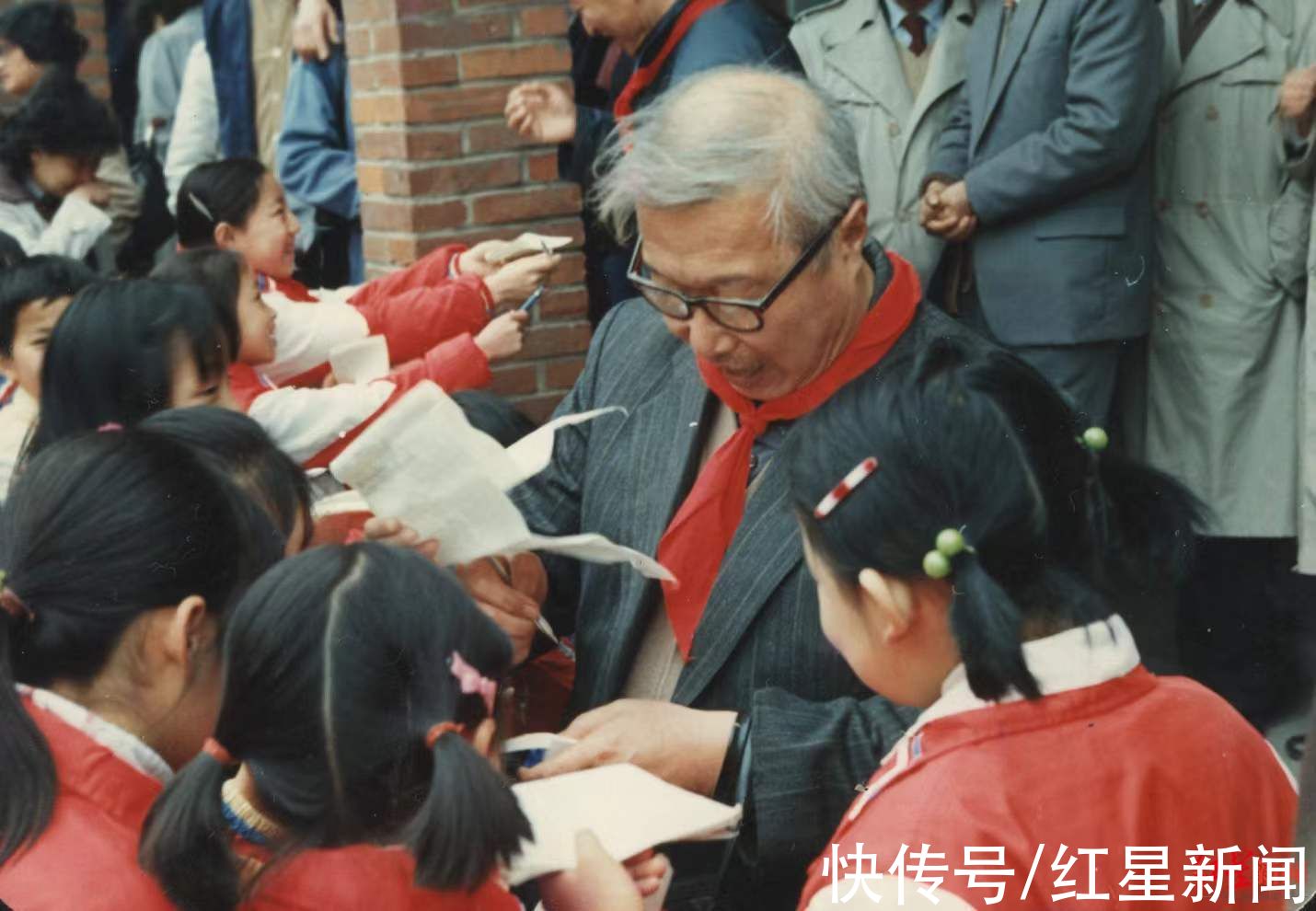 安徒生童话|《没头脑和不高兴》作者任溶溶今年百岁寿辰 曾译《安徒生童话》