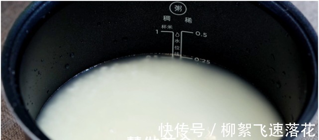 煮米饭不要只加水了,教你饭店不外传的技巧,米饭香甜松软又好吃!