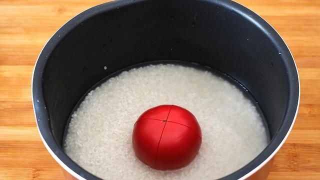 大米饭|大米里扔1个西红柿,我家经常做,给肉也不换,孩子爱吃