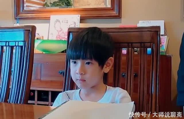 m吴尊儿子才是真聪明!用左手写字不算啥,看清字迹,真是小学生