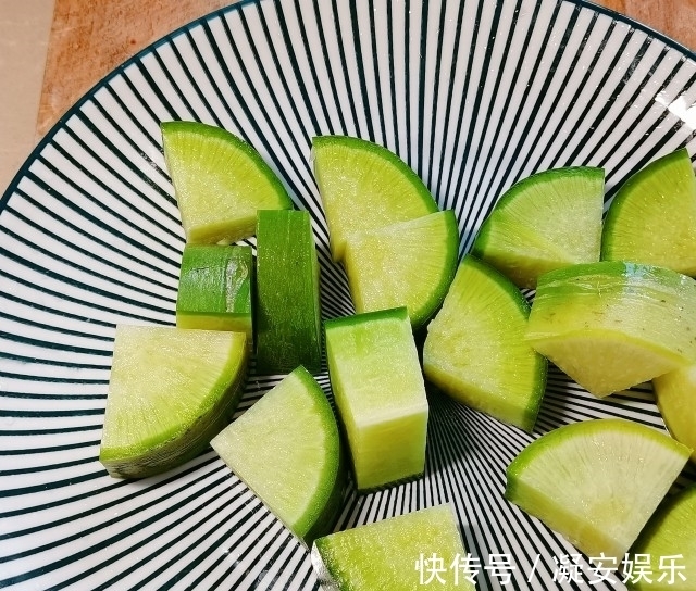 骨头粉丝汤，清淡可口，鲜美滋味
