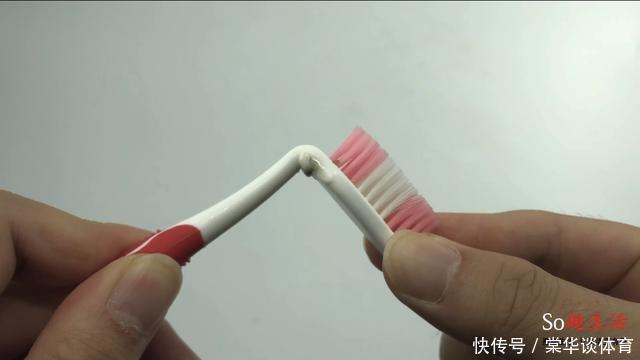 两根旧牙刷绑一起,解决了不少人困扰的难题,抓紧提醒家人还不迟
