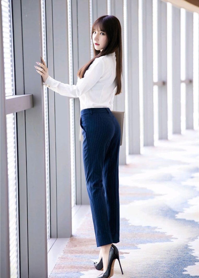 职业感 白色衬衫搭配藏蓝色条纹九分裤修身显瘦，时尚迷人又极具职业感