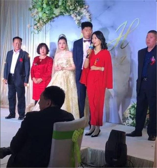 新娘 婚礼上一婆婆火了,靠颜值抢尽风头,新娘吐槽:到底谁的婚礼?