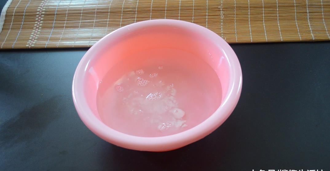 冲洗|凉席脏了别再用水冲洗了, 教你5分钟清洗凉席, 洗的干净还能除螨