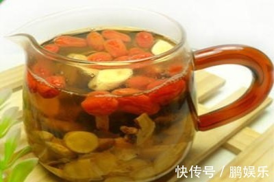 抗癌草|黄芪被誉为“抗癌草”，泡水放点“它”，效果翻一倍