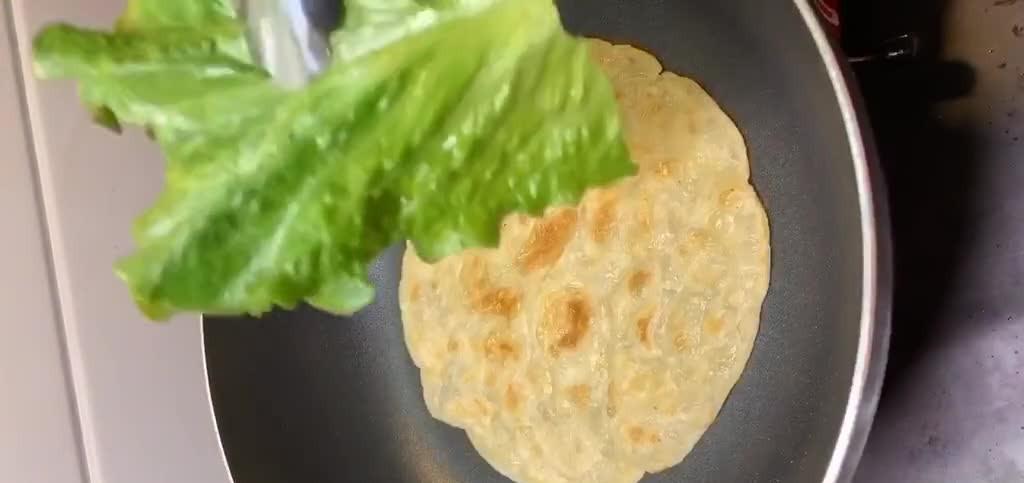 手抓饼的做法,包一包卷一卷外酥里香,营养丰富早餐晚餐都合适!