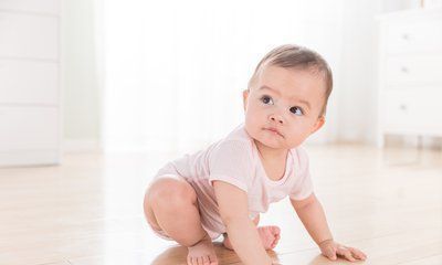 宝妈|宝宝总是喜欢扯袜子,那是你不知道娃的小心思,家长可别急着阻止