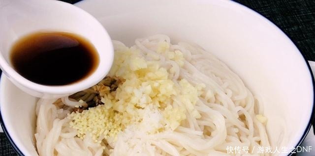 凉拌面学会这样做,酸辣爽口,开胃解腻,一盆根本不够吃,解馋!