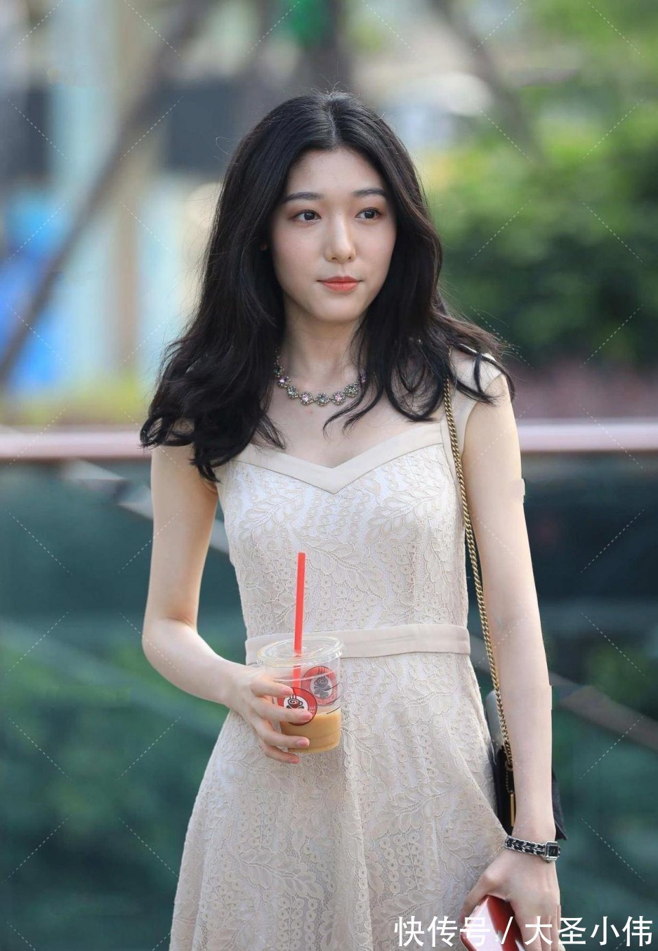 tips|美女街拍:身材丰盈的小姐姐,增添朦胧的美,更具优雅女人味