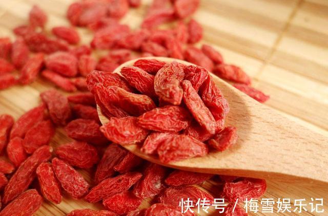 枸杞|晚上吃枸杞,胜过人参汤,2个方法发挥枸杞最大功效,望周知
