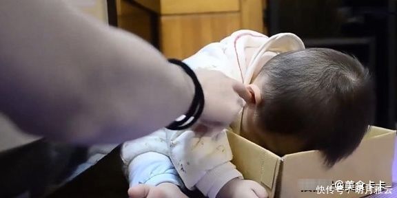 1岁萌娃的睡功了得，妈妈叫醒后，被萌娃的反应笑喷了
