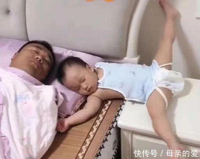 孩子|一家四口睡姿火了，看的出来爸妈是真爱，两个孩子是意外