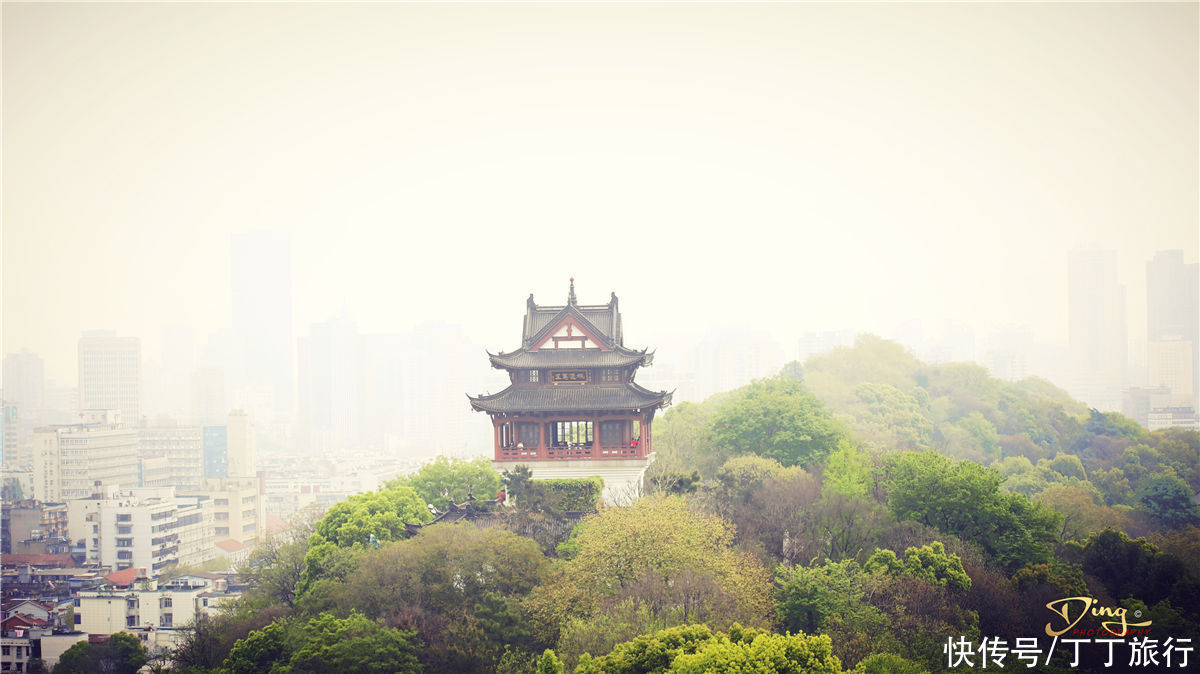 天下绝景黄鹤楼，雄踞长江之滨，蛇山之首，被称天下江山第一楼