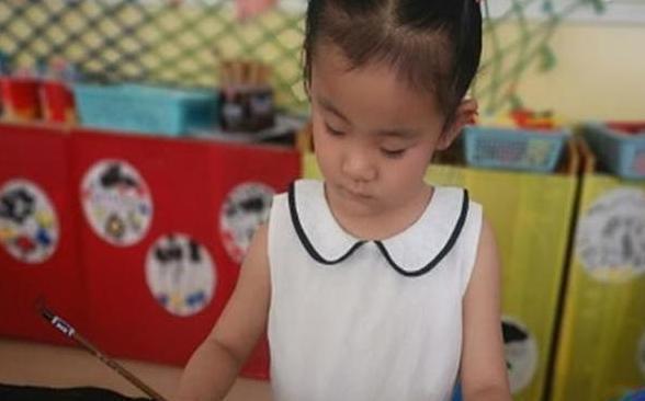 心理|4岁女孩画“奇怪”全家福,老师怀疑心理有问题,妈妈看完却笑了