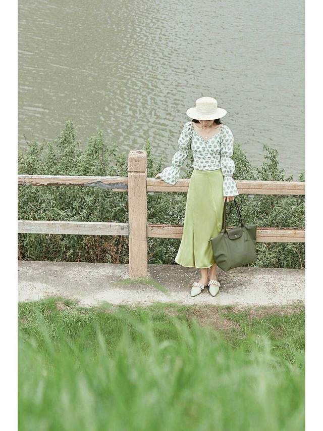 衬衫|半身裙在秋天依然风头不减，搭配泡泡袖衬衫，这才是“高级穿法”