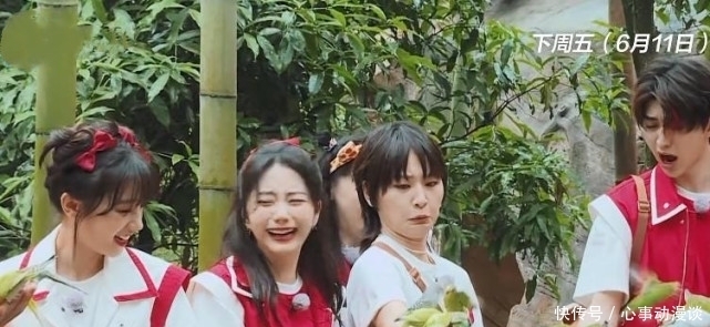 宋雨琦|跑男春游特辑嘉宾以手托鸟,蔡徐坤跟鸟对话,baby躲后面不敢伸手