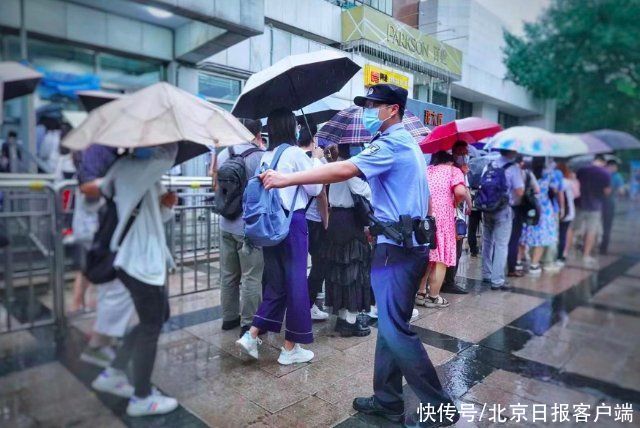 女乘客|暴雨中坚守，北京公交民警冒雨救助多名群众